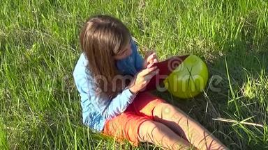 漂亮的少年女孩坐在<strong>公园</strong>里画铅笔<strong>素描</strong>。 静态摄像机